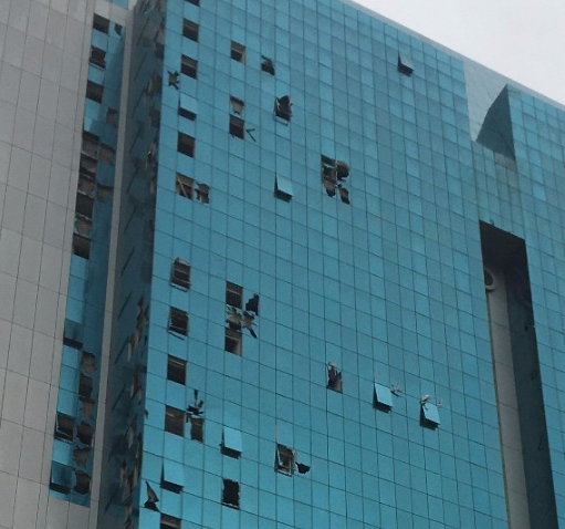 臺(tái)風(fēng)來(lái)襲時(shí)、玻璃幕墻能扛得住么！