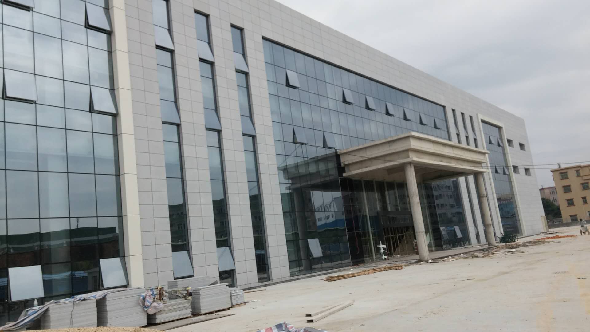 如何計(jì)算拆玻璃幕墻多少錢(qián)一平方的費(fèi)用，可詢(xún)問(wèn)【中東幕墻】