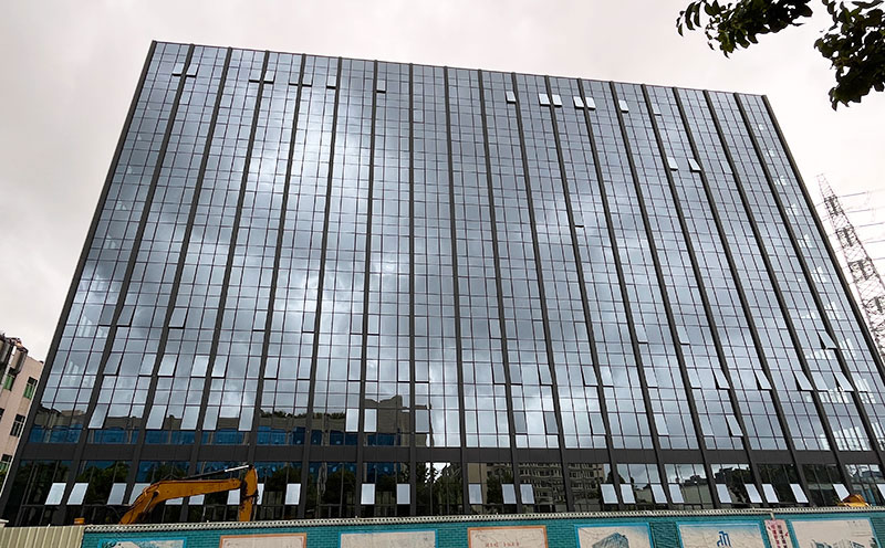 如何尋找深圳比較專業(yè)的玻璃幕墻公司
